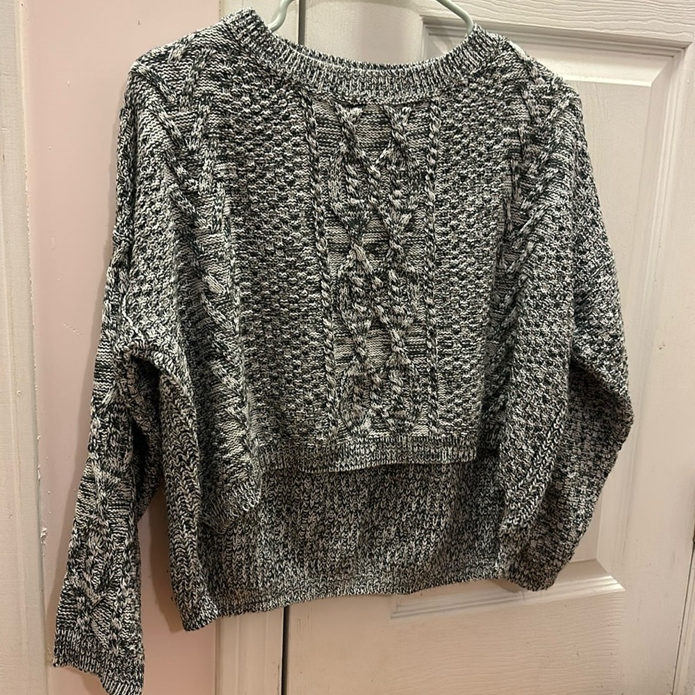 Like New fun crop top knitted gray patterned sweater